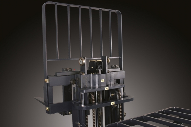Robust upright and fork carriage structure